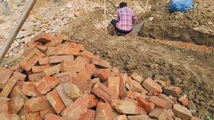 চাঁপাইনবাবগঞ্জে গভীর নলকূপের কাজে ৪০ বছর আগের ইট ব্যবহারের অভিযোগ মোঃ সুহাস উদ্দিন চাঁপাইনবাবগঞ্জের ভোলাহাট উপজেলা জামবাড়িয়া ইউনিয়নের পিছনে এসটিএল ভাটা সংলগ্ন গভীর নলকূপ নতুন করে স্থাপন করার কাজে ৪০ বছরের পুরাতন ইট ব্যবহারের অভিযোগ করেছে কৃষকরা। উপজেলার জামবাড়িয়া ইউনিয়নের ব্রাহ্মণ্য নগর মৌজার ১১১২ নম্বর দাগের ১১০ নম্বর গভীর নলকূপটির হাউজিং নষ্ট হয়ে গেলে আবার নতুন করে হাউজিংসহ যাবতীয় কাজ করার জন্য সংশ্লিষ্ট এরিয়ার কৃষকের নিকট হতে বিঘা প্রতি ২৫০০ করে টাকা উত্তোলন করেন "বরেন্দ্র বহুমুখী উন্নয়ন কর্তৃপক্ষ" । তারপরও নিম্নমানের নির্মাণসামগ্রী ব্যবহার করছে গভীর নলকূপের ঘর নির্মাণে। কৃষক লিমন বলেন, আমরা বিঘা প্রতি ৩ হাজার করে টাকা দিয়েছি সব কিছু নতুন করে নিবো কিন্তু পুরাতন ইট দিয়ে কাজ করছে। আতিকুল ইসলাম বলেন, দুই নাম্বার ইটির খোয়া ও চল্লিশ বছর আগের ইট দিয়ে কাজ করছে, তারা দুর্নীতি করছে।