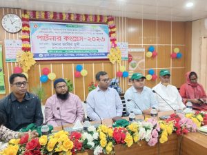 গোমস্তাপুরে পার্টনার কংগ্রেস সভা অনুষ্ঠিতবিশেষ প্রতিনিধি:- মোঃ সাবিরুল ইসলাম
চাঁপাইনবাবগঞ্জের গোমস্তাপুরে প্রোগ্রাম অন এগ্রিকালচারাল অ্যান্ড রুরাল ট্রান্সফরমেশন ফর নিউট্রিশন এন্টারপ্রেনরশিপ অ্যান্ড রেসিলিয়েন্স ইন বাংলাদেশ (পার্টনার) এর আওতায় সভা অনুষ্ঠিত হয়েছে। কৃষি সম্প্রসারণ অধিদপ্তর, গোমস্তাপুর, চাঁপাইনবাবগঞ্জ এর আয়োজনে সোমবার সকাল দশটায় উপজেলা সভা কক্ষে এই সভা অনুষ্ঠিত হয়।এ কৃষক সমাবেশে সভাপতিত্ব করেন উপজেলা কৃষি কর্মকর্তা সাকলাইন হোসেন। প্রধান অতিথি হিসেবে উপস্থিত ছিলেন উপজেলা নির্বাহী কর্মকর্তা জাকির মুন্সি। বক্তব্য রাখেন উপজেলা প্রানীসম্পদ কর্মকর্তা ওয়াসিম আকরাম, উপজেলা সমবায় অফিসার মতিউর রহমান, উপজেলা প্রেসক্লাব সভাপতি আসাদুল্লাহ আহমেদ,এমপির প্রতিনিধি প্রভাষক তরিকুল ইসলাম বকুল, ইউপি চেয়ারম্যান মোয়াজ্জেম হোসেন,উপজেলা কৃষি সম্প্রসারন কর্মকর্তা জেসমিন আক্তার লাবনী, উপজেলা উদ্ভিদ সংরক্ষণ অফিসার সেরাজুল ইসলাম, এছাড়াও বক্তব্য রাখেন,এনজিও প্রতিনিধি সামিউর রহমান,কৃষক সাকিমুদ্দিন ও আইরিন খাতুন প্রমূখ। এর আগে প্রধান অতিথি উপজেলা নির্বাহী কর্মকর্তা জাকির মুন্সি ফিতা কেটে উক্ত সভার উদ্বোধন করেন।